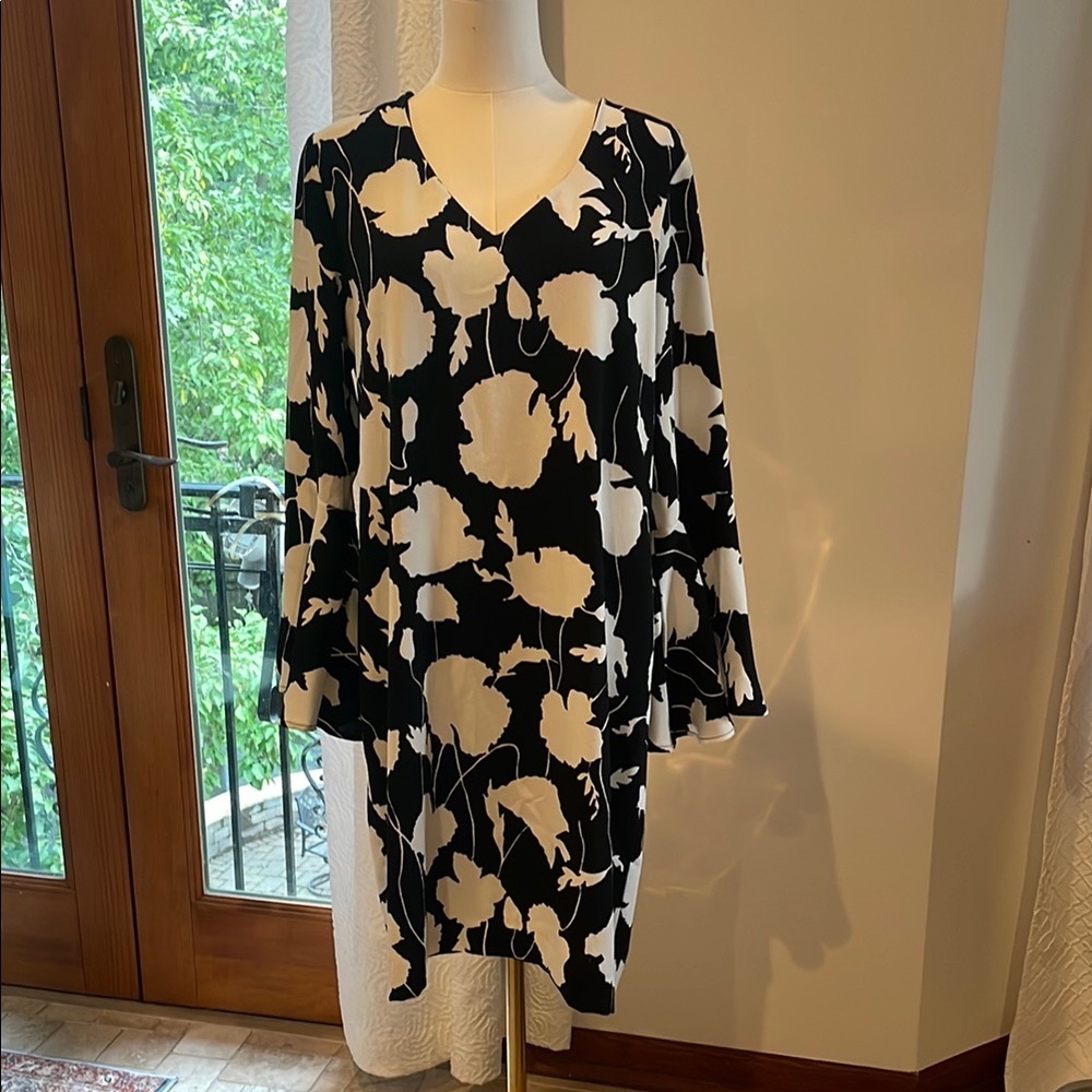 NWT Karen Kane Black and White Floral Dress Medium Flounce Sleeve - Picture 3 of 7